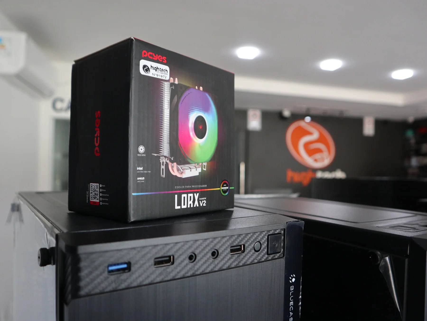 Gabinete e produtos em exposição na Hightech