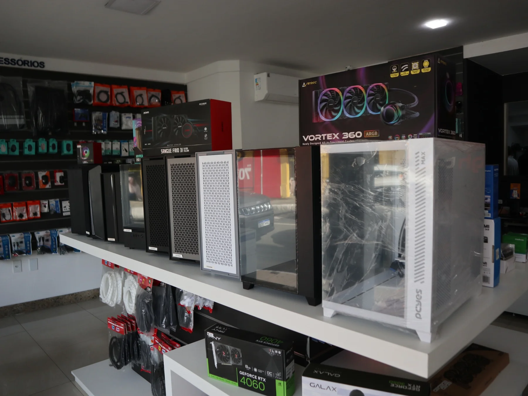 Computadores e gabinetes na loja Hightech