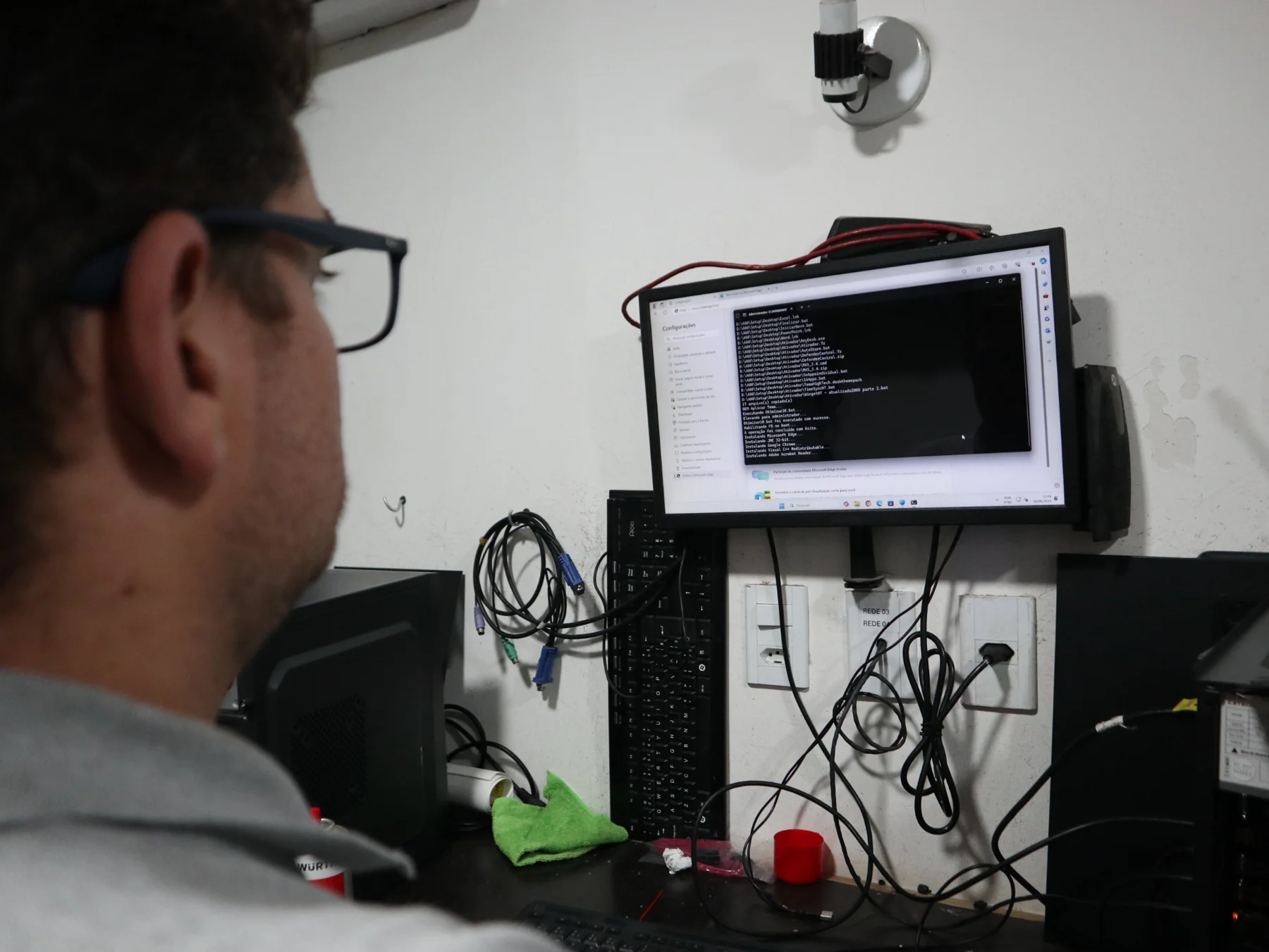 Equipe trabalhando na bancada de informática